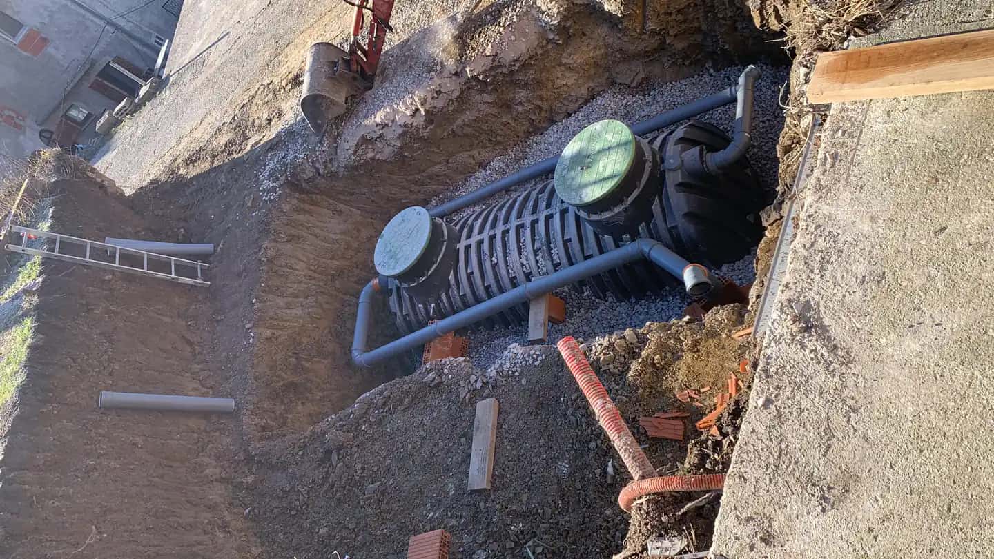 Ugradnja vodovodne cisterne u iskopu — vodoinstalaterski radovi tvrtke Aquaton