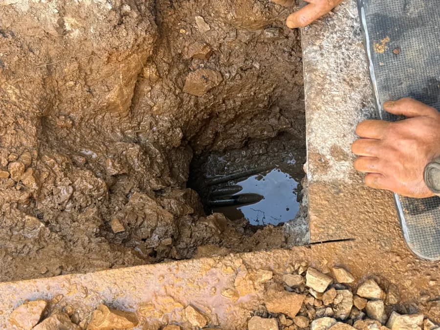 Iskopano mjesto curenja vode na spoju cijevi, precizno pronađeno detekcijom